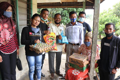 Komunitas Sayap Kuantan Singingi Salurkan Sembako Untuk Warga Cerenti 